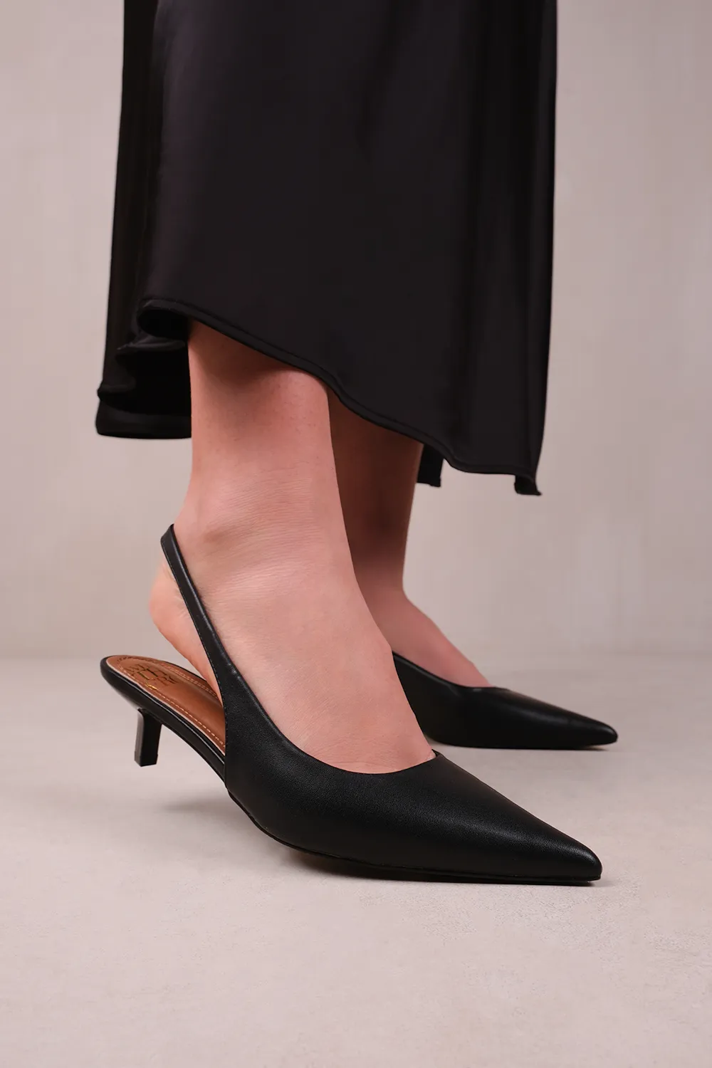 NEW FORM LOW KITTEN HEELS WITH POINTED TOE & ELASTIC SLINGBACK IN BLACK FAUX LEATHER